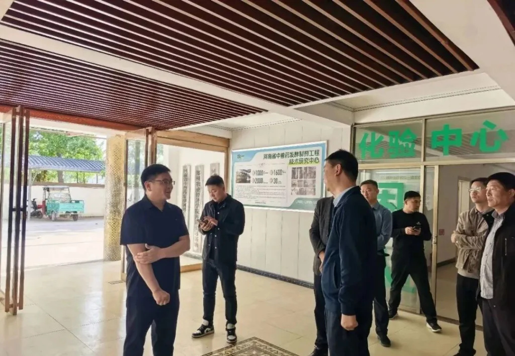 竖岗镇新任镇长冯志军深入河南牧一调研